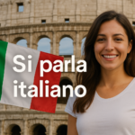 Jovem italiana sorridente com o Coliseu de Roma ao fundo, segurando a bandeira da Itália e o texto “Si parla italiano”.