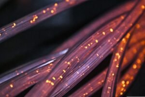 Fibra óptica representando velocidade e estabilidade da hospedagem Hostinger.