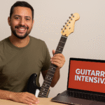 Homem sorrindo segurando uma guitarra elétrica ao lado de um laptop com o título Guitarra Intensiva, representando curso de guitarra online.